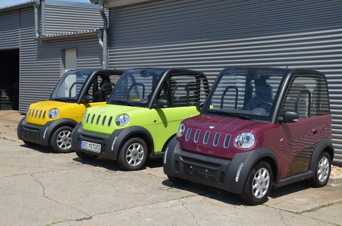 (B) Pod napięciem: Te kolory pojazdów są dostępne dla pojazdów elektrycznych ARI.