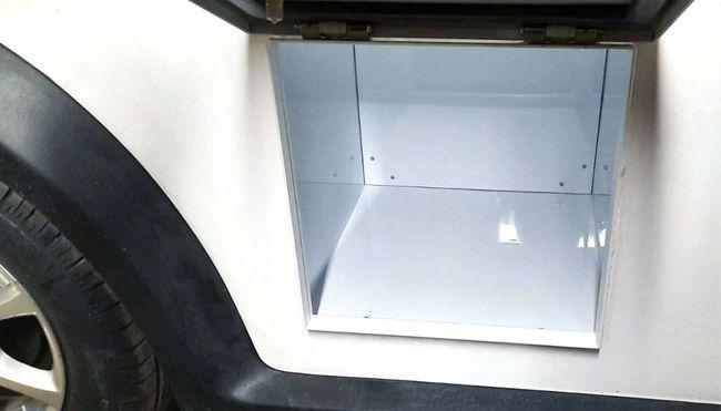 Lockable storage compartment under the loading bed for ARI 458