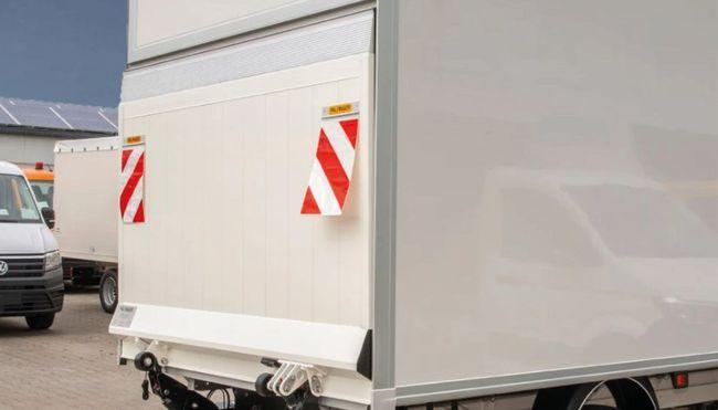 Tail lift at the rear with 500kg load capacity for ARI 901