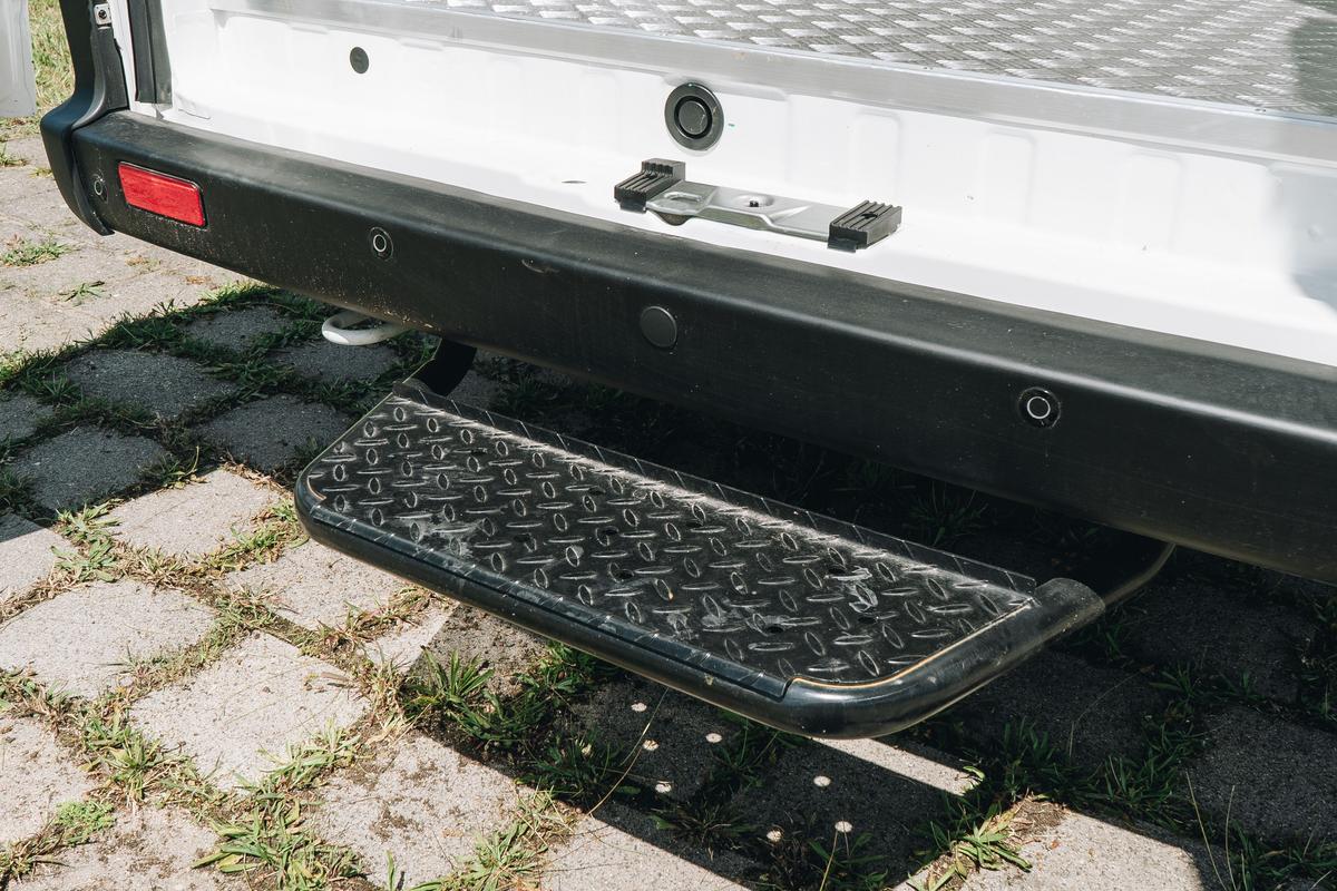 Running board at the rear of the vehicle for ARI 1710