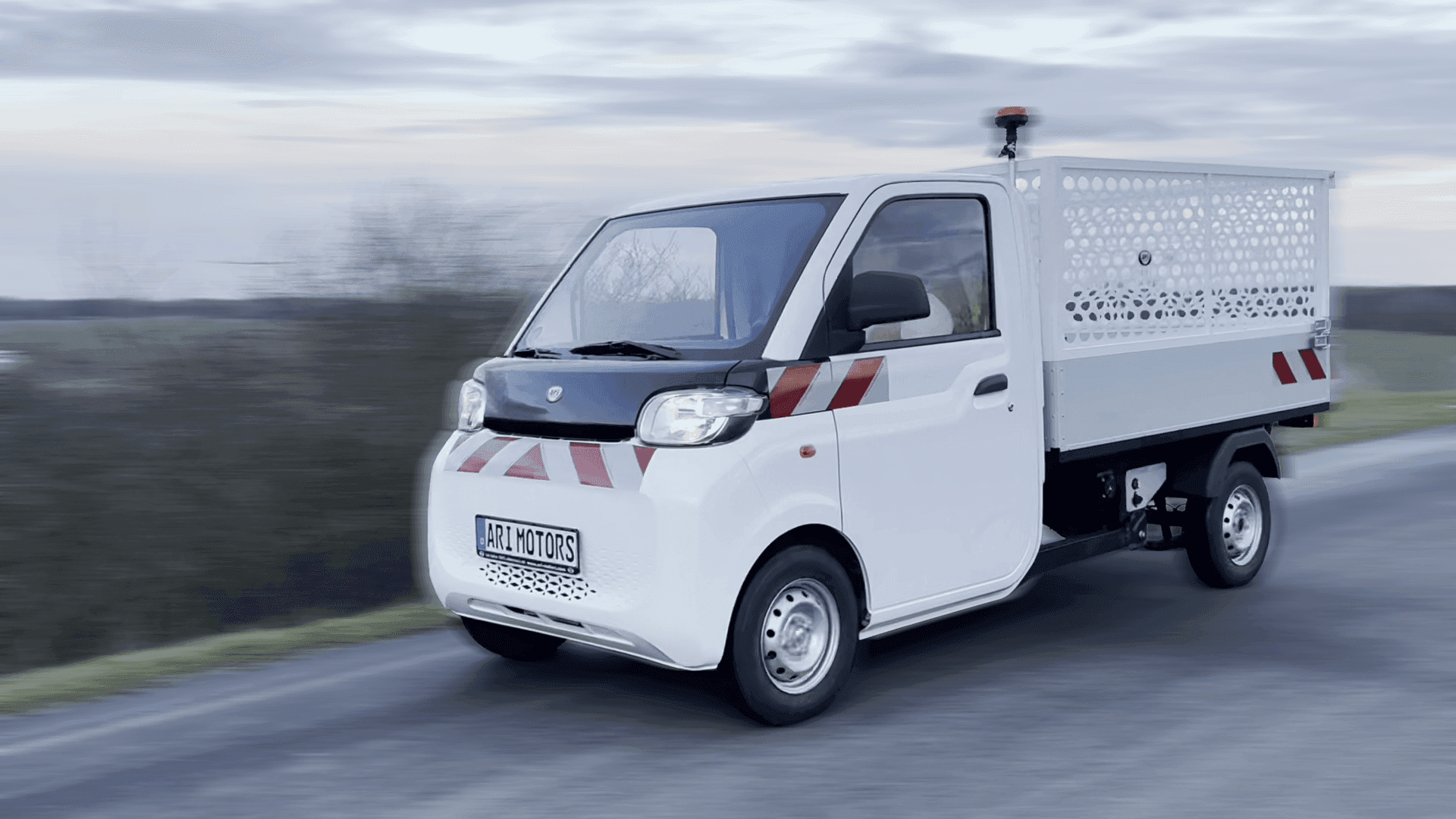 ARI 458 Pro tipper: The compact electric tipper for municipalities, landscaping and trade