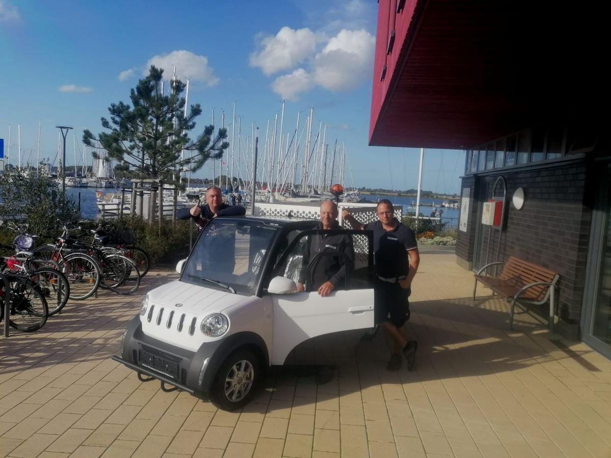 ARI 458 Tipper L with lattice box in action on the sunny island of Fehmarn