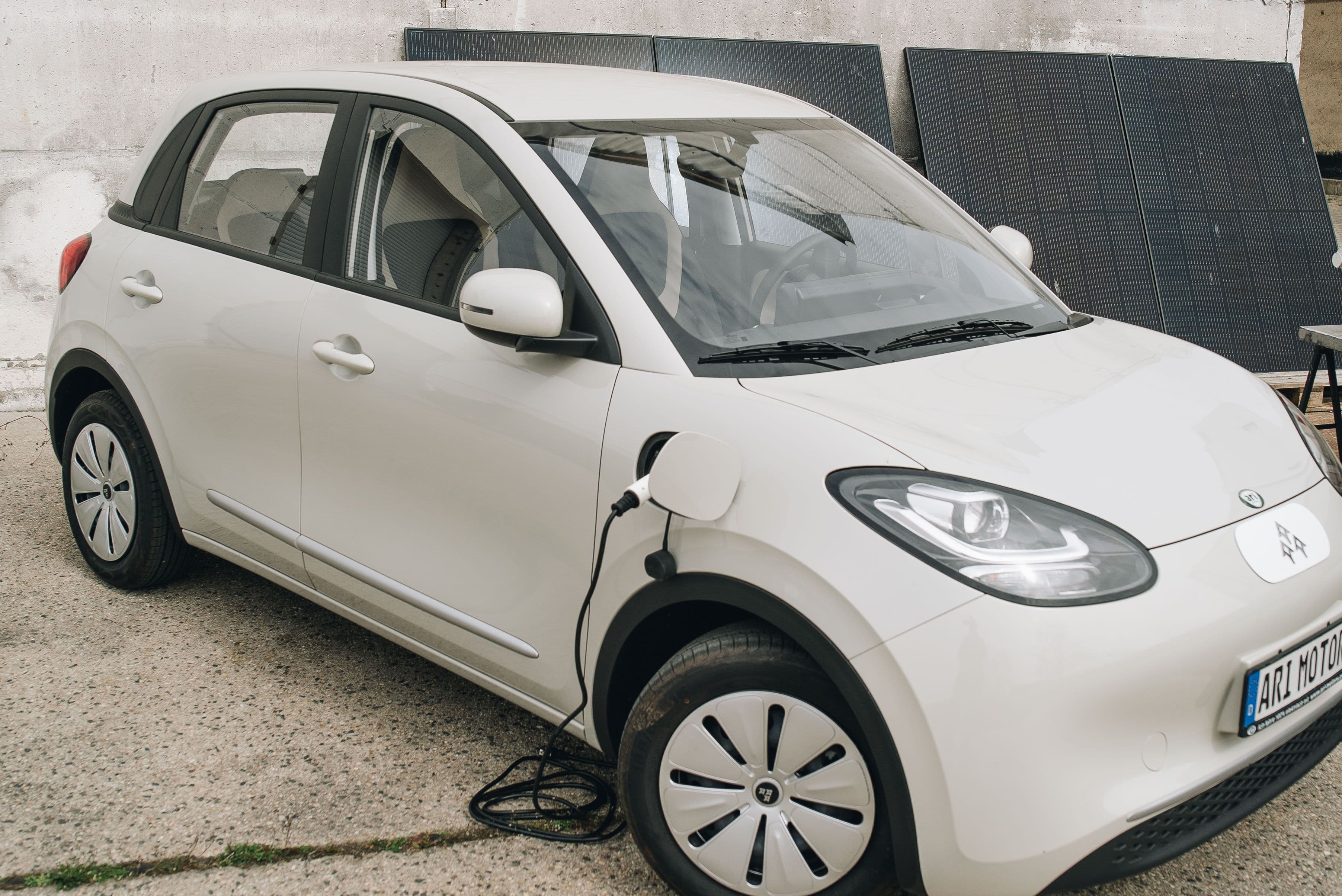 Solarstrom vom Dach direkt ins Elektroauto – so geht's richtig