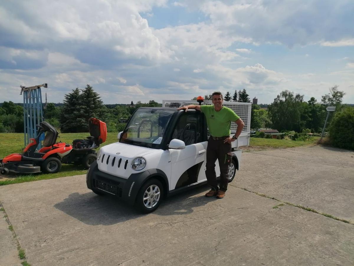 ARI 458 pick-up s pletivovou nástavbou ve službách pohřebního domu v německém městě Parchim