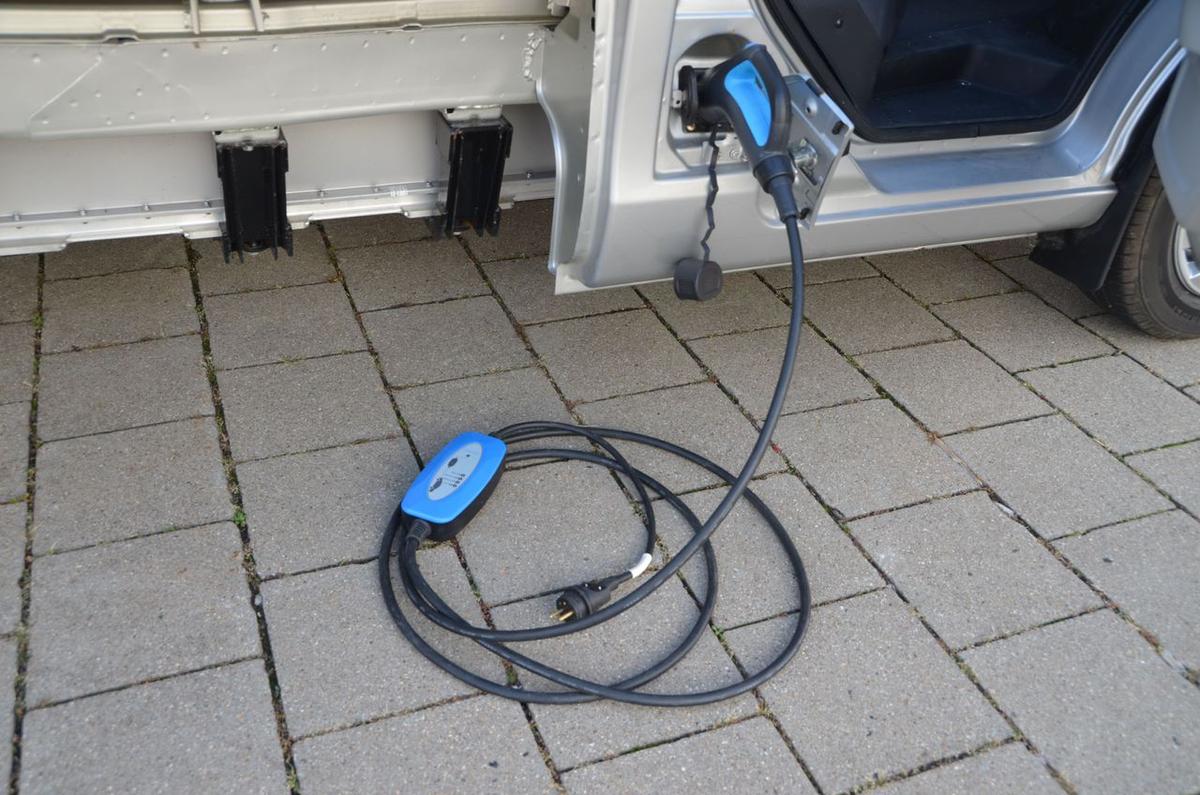 Wie kann ich mein ARI-Elektrofahrzeug aufladen?