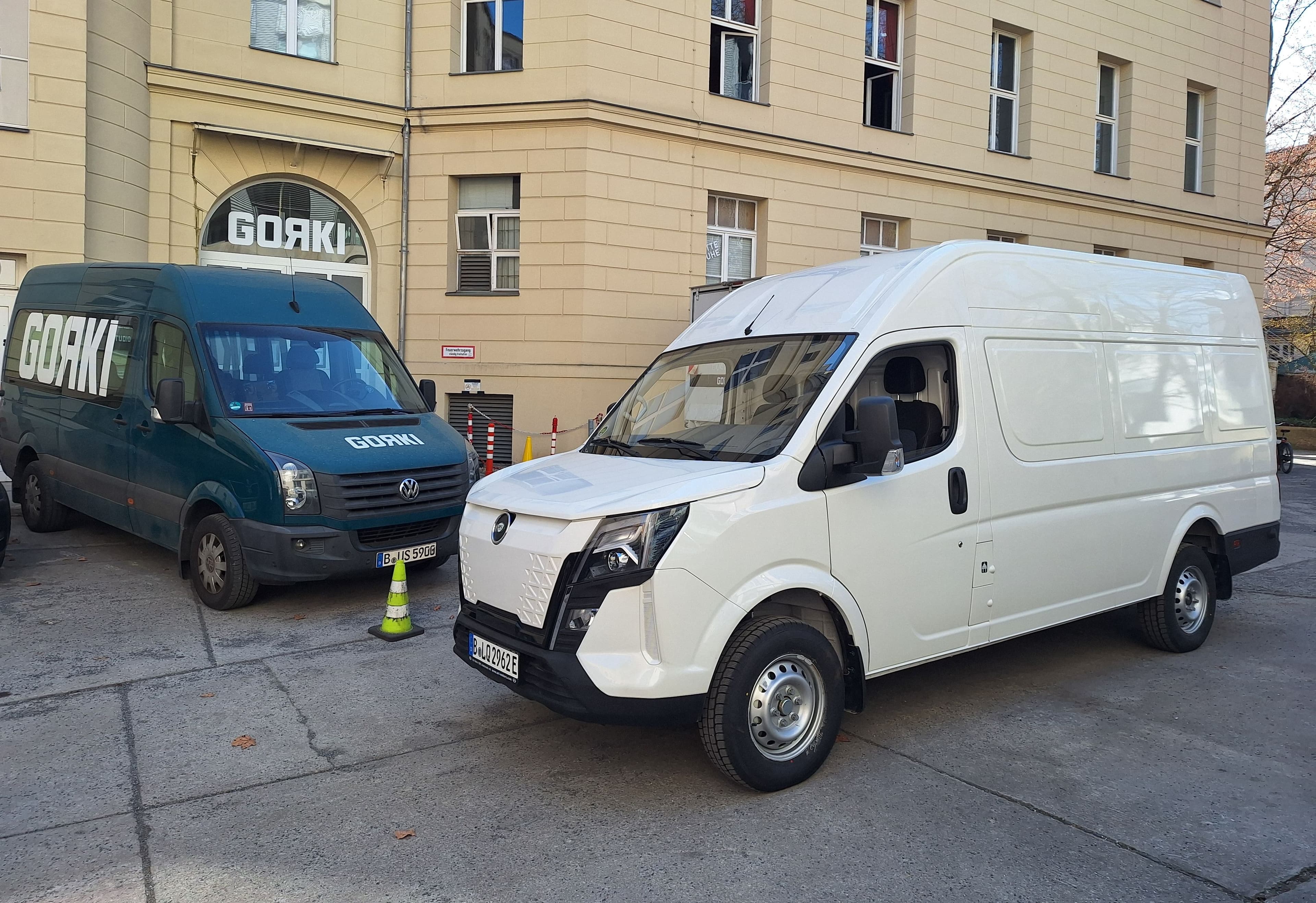 ARI 1710 E-Transporter im Einsatz beim Maxim Gorki Theater in Berlin