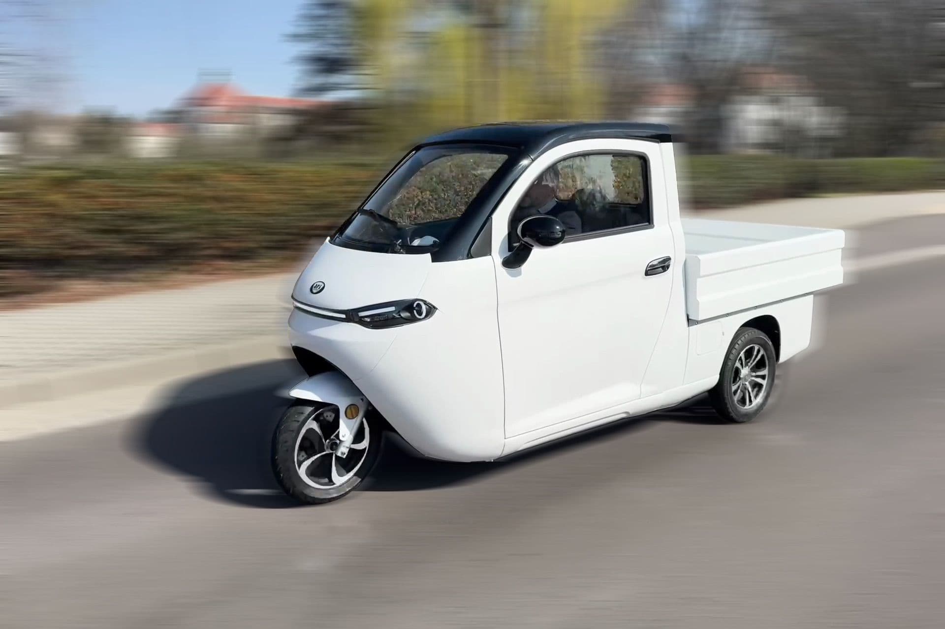ARI 345 Kabine mit Pritsche: Das flexible Elektro-Dreirad für Gewerbe, Kommune und Alltag
