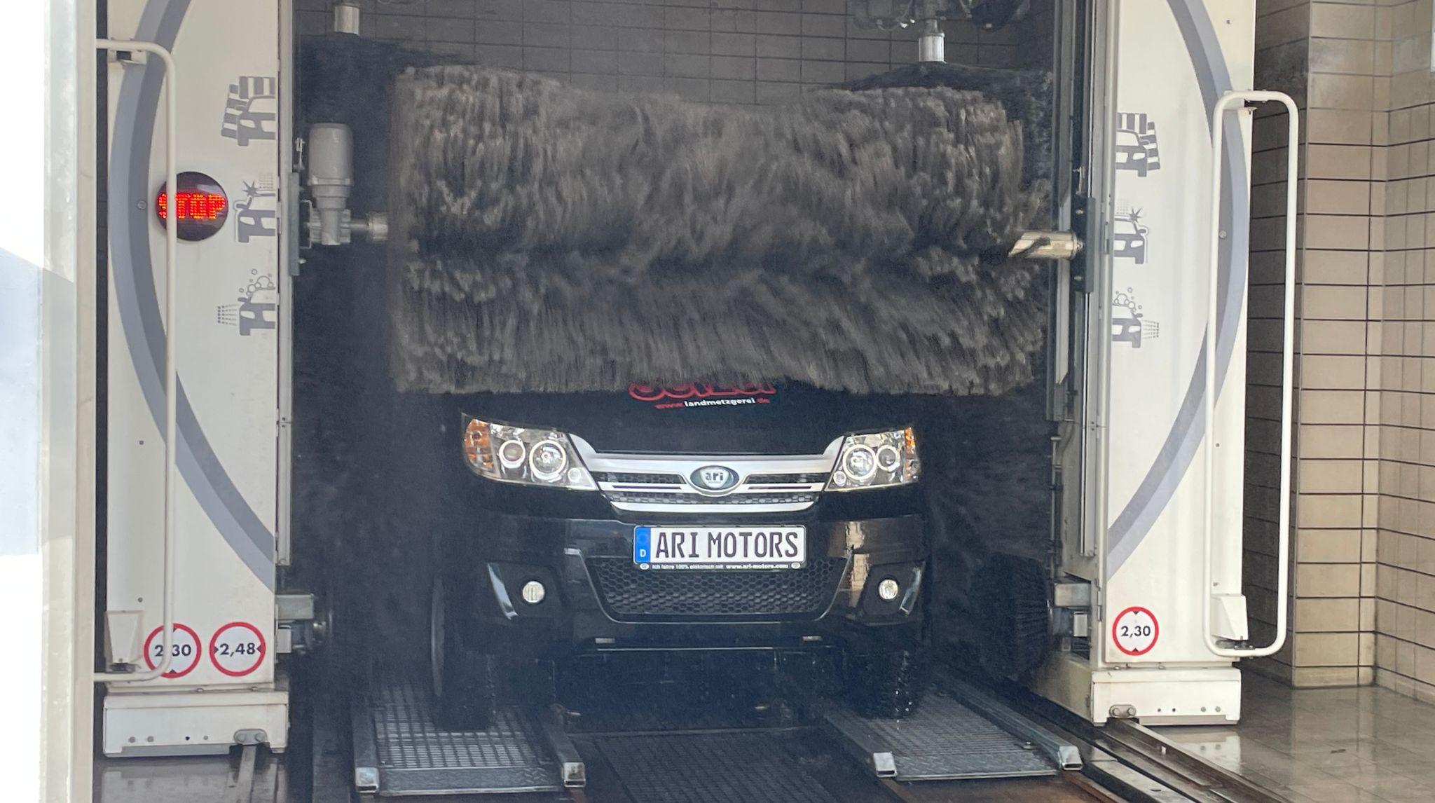 Kann ich mit einem Elektroauto in die Waschanlage fahren?