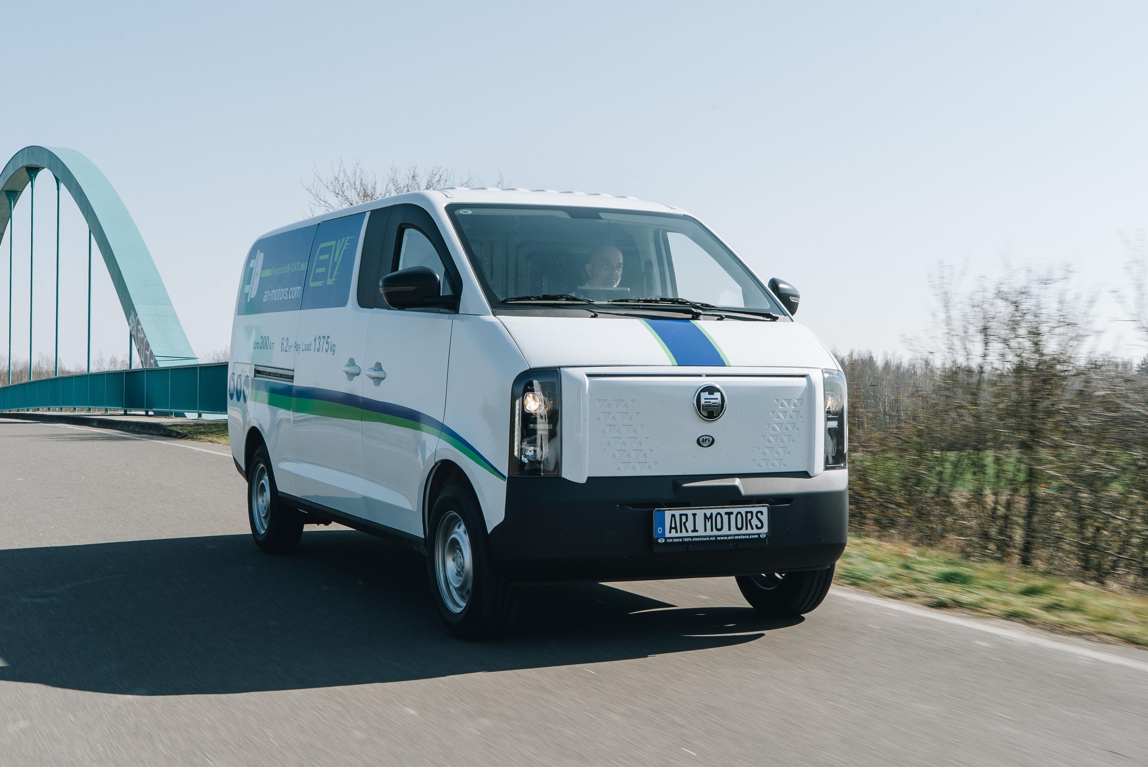 ARI 901 XL Elektrotransporter ohne B-Säule für einfacheren Zugang & mehr Ladefreiheit