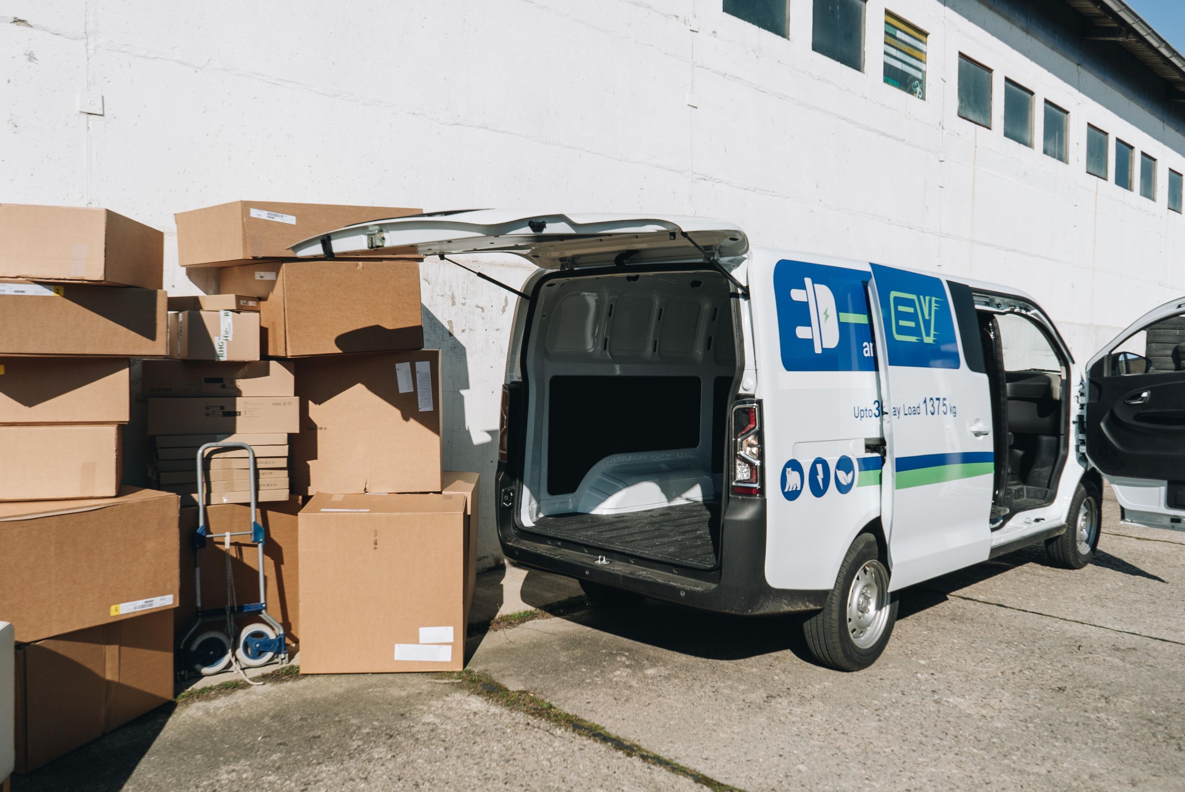 Was passt in den Laderaum des ARI 901 XL Elektrotransporters?