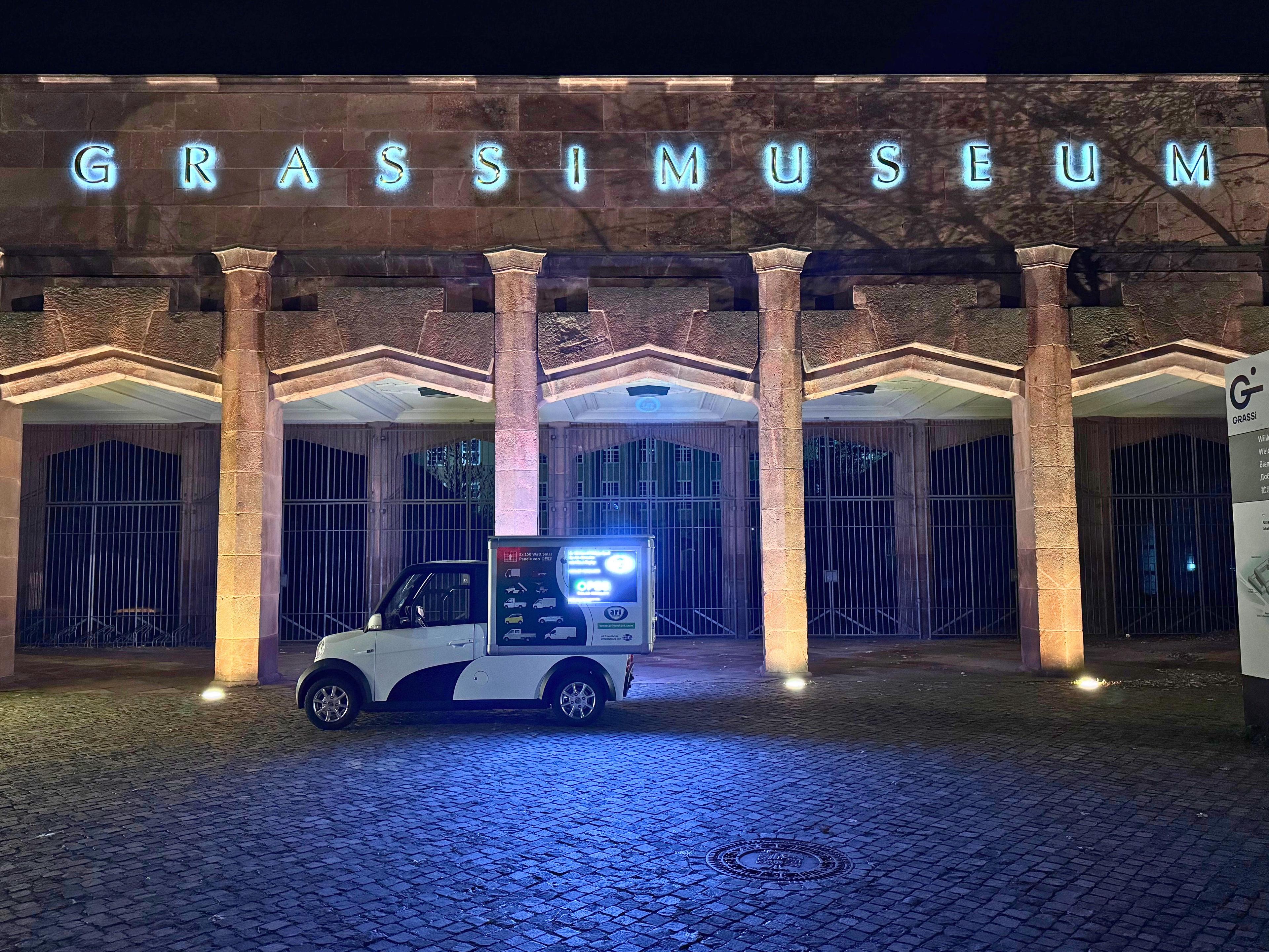 ARI 458 mit OPES-Solarmodulen: Das neue Werbefahrzeug für maximale Sichtbarkeit