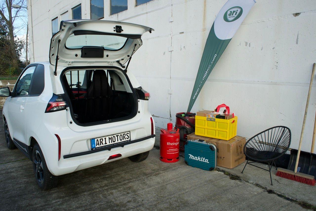 Was passt in den Kofferraum des ARI 902 Elektroautos