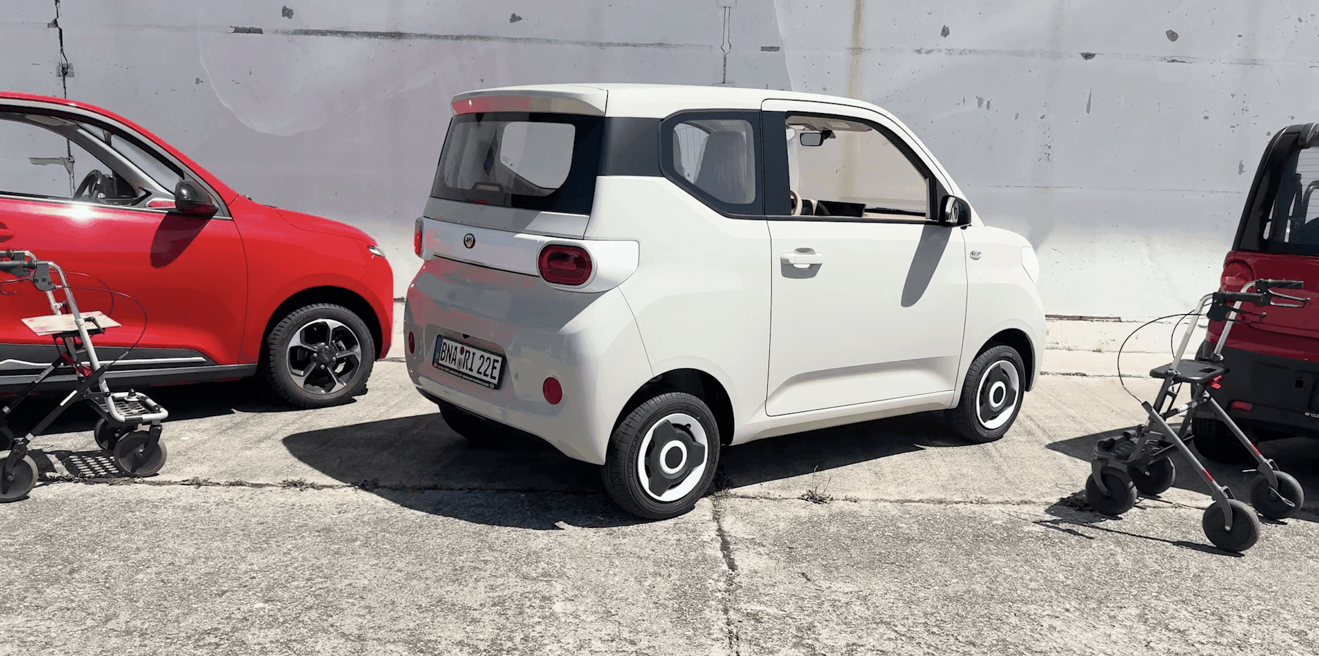 Passt ein Rollator ins Elektroauto? So viel Platz bieten die ARI Motors Personenwagen