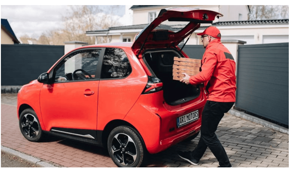 Zougla über den Elektro-Mini mit dem Maxi-Kofferraum