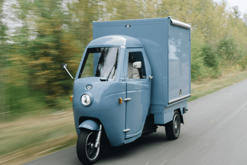 Börse Frankfurt über das elektrische ARI 345 Lastenmoped mit Retro-Charme