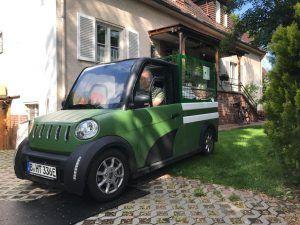 La camioneta ARI 458 con malla metálica en una empresa de jardinería de Berlín