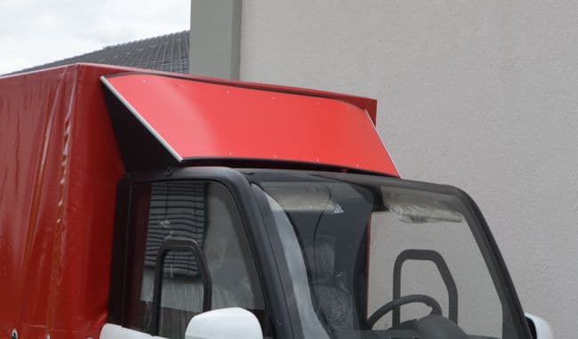Wind deflector above the driver's cabin